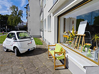Plauderbank vor dem Beratungsbüro