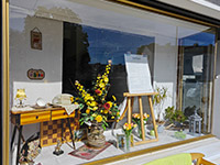Nostalgieschaufenster mit AKV-Ratgeberhinweisen